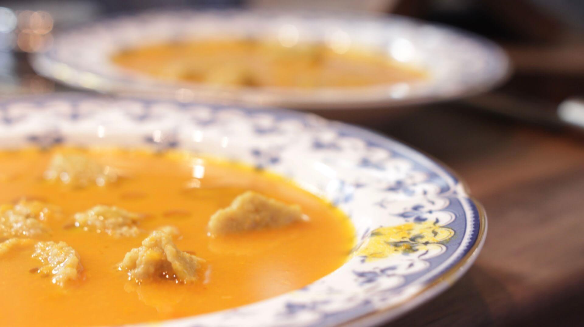 Rozgrzewająca zupa z marchwi bezglutenowa kuchnia wegańska Atelier Smaku