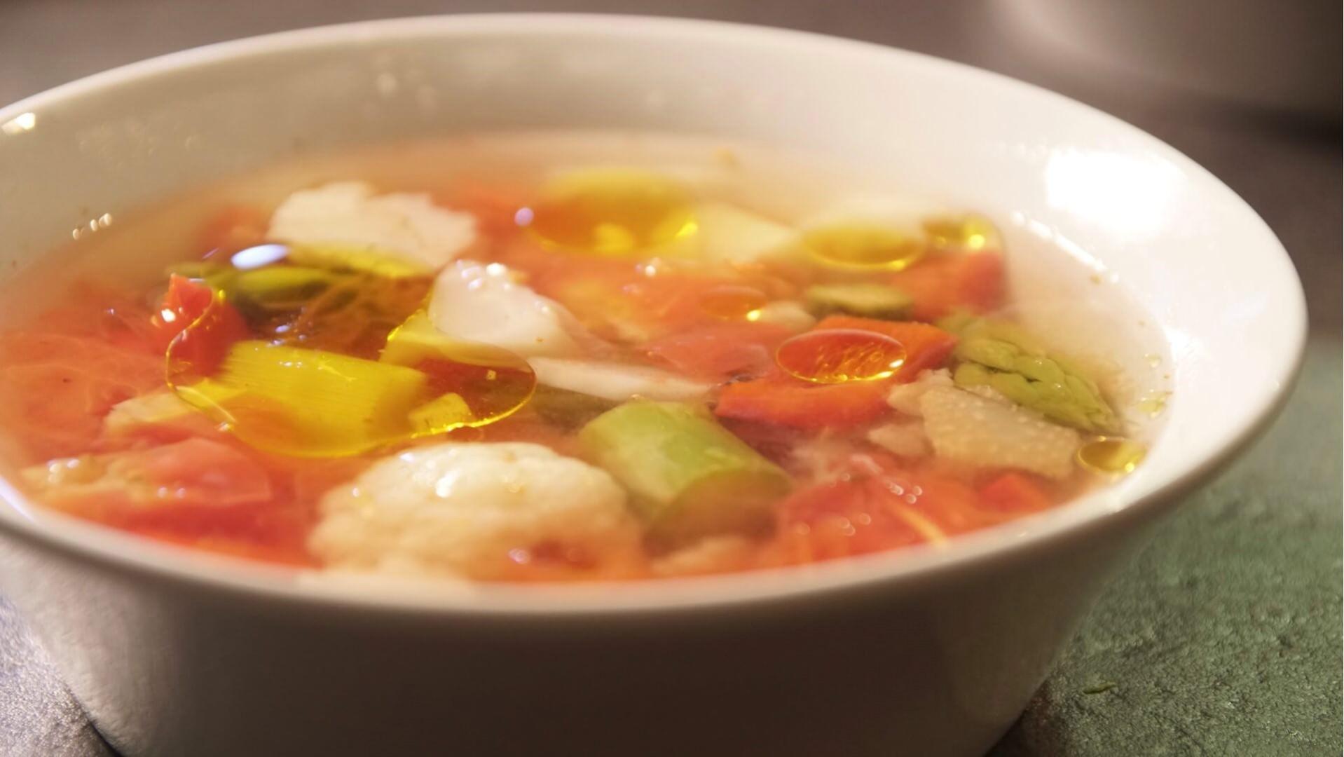 Sezonowa zupa ze świeżymi pomidorami bezglutenowa kuchnia wegańska Atelier Smaku