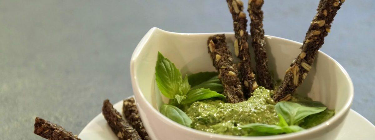 Pesto z konopi i bazylii bezglutenowa kuchnia wegańska Atelier Smaku