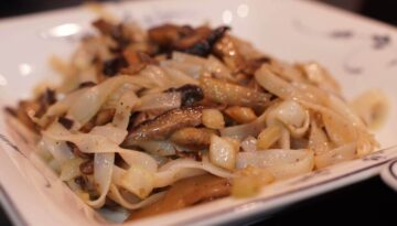 Makaron ryżowy z grzybami shiitake i boczniakami bezglutenowa kuchnia wegańska Atelier Smaku