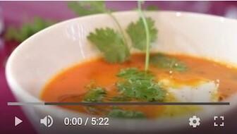 86YT 86. Zupa krem z pomidorów z kolendrą i mozzarellą   bezglutenowa kuchnia wegańska | Atelier Smaku